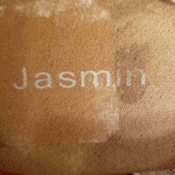 Cute white strappy sandals. Great shape. Comfy and well made with silver details - Picture 3 of 5